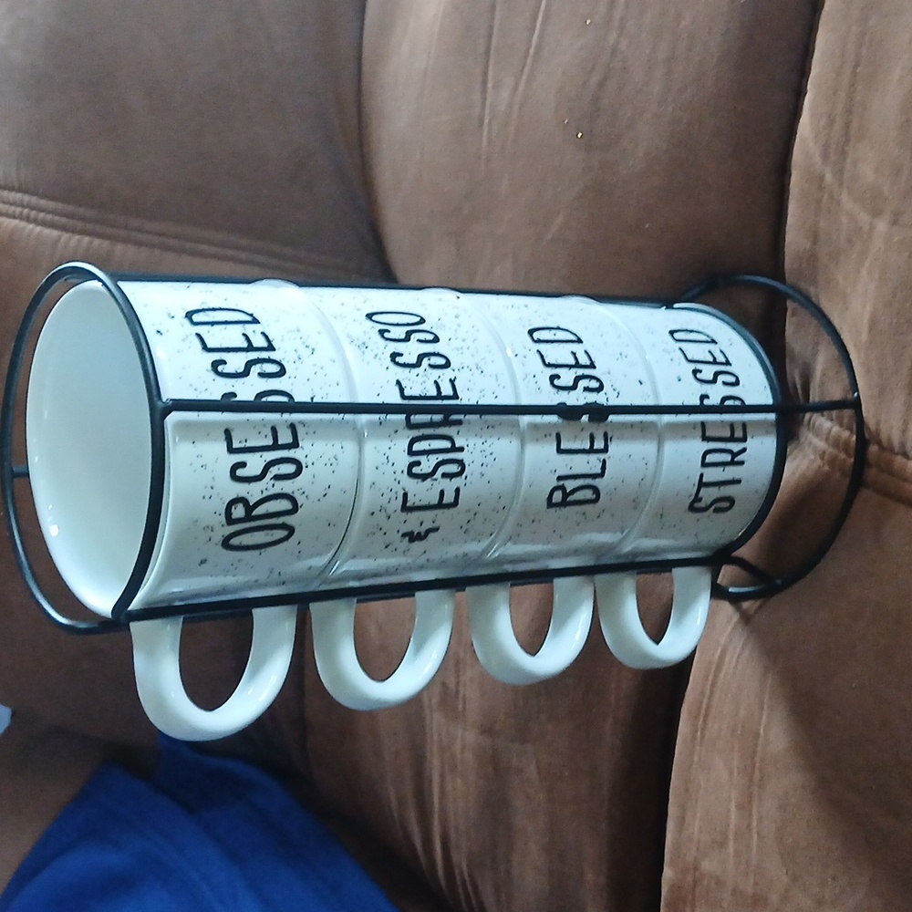 set of 4 mugs w/stand 8oz